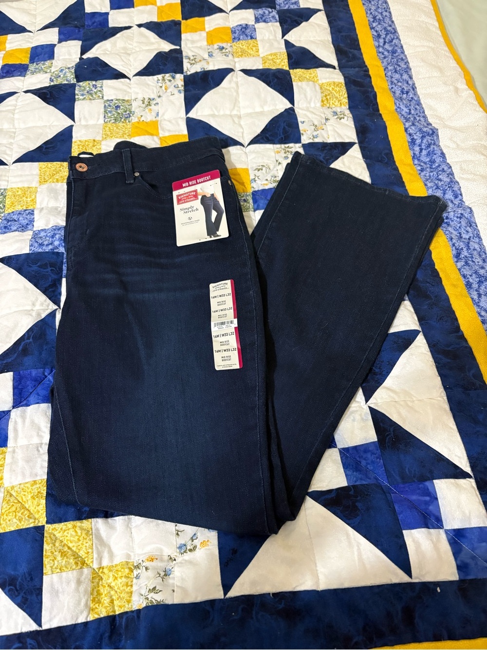 NWT Levi Strauss Women’s Mid-Rise Boot-Cut Jeans in Dark Indigo - Size 16
